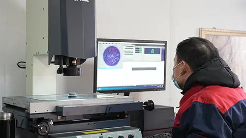 Благодаря острому видению и точному руководству мы твердо устанавливаем линию защиты качества от плесени.